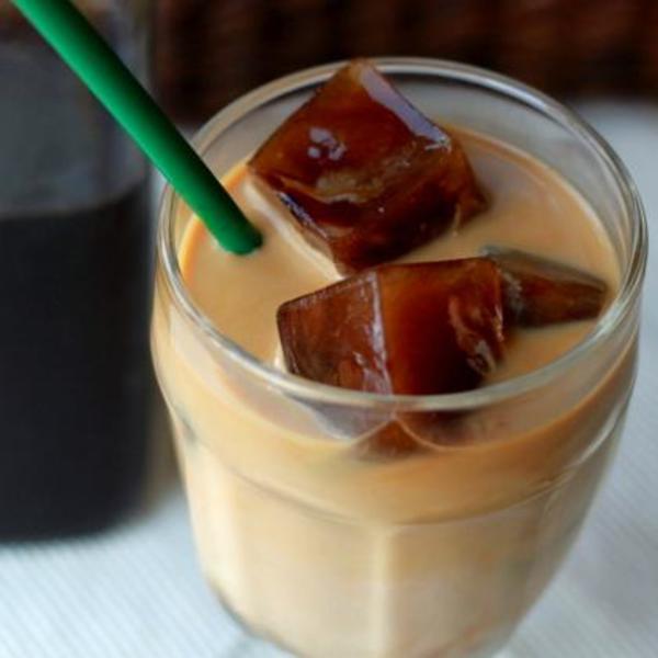 Кофейные кубики льда. Заморозка кофе. Замороженный кофе льед. Ледяные кубики кофе заливают молоком. Мороженое кубиками которое потом можно бросить в кофе.