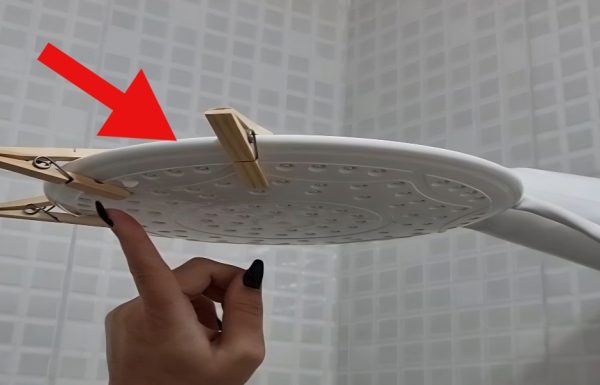 זאת הסיבה הגאונית שאתם חייבים לשים אטב כביסה על ראש המקלחת שלכם