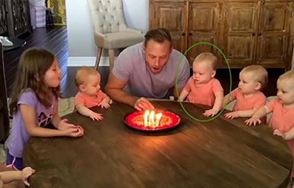 אחיות שרו יום הולדת שמח לאבא, אבל שימו לב לאחות ליד אבא ברגע שהוא מכבה את הנרות