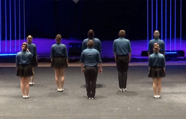 8 רקדנים הפנו את הגב לקהל – כשהם מסתובבים, כולם השתגעו לחלוטין