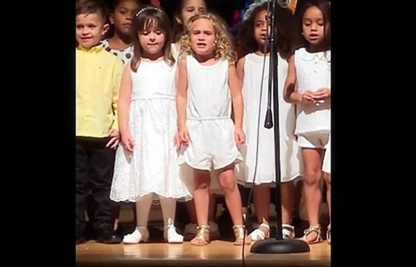 ילדות בגן נעמדו על הבמה כדי לבצע שיר – הבלונדינית הקטנה באמצע כבשה את ליבו של האינטרנט