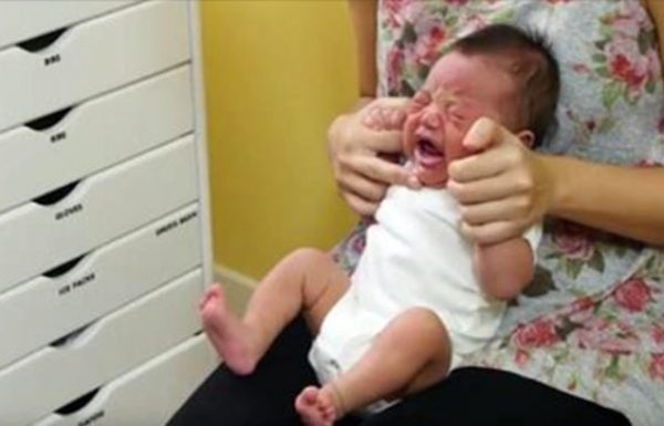 הנה הדרך הכי פשוטה ואפקטיבית להרגיע באופן מיידי תינוק שלא מפסיק לבכות