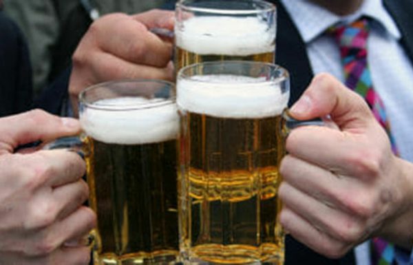 מחקר חדש קובע: לצאת פעמיים בשבוע לפאב לשתות עם חברים זה טוב לבריאות הנפשית שלכם