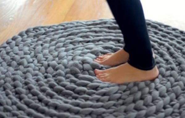 הטכניקה הייחודית שלה לסריגת שטיח בשיטת קרושה היא מדהימה ולא מצריכה מסרגה
