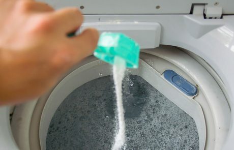 אל תגלו לאף אחד! 3 טריקים גאוניים וסודיים שיהפכו את הכביסה שלכם ללבנה, נקייה ונעימה יותר