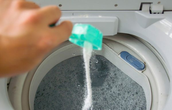 אל תגלו לאף אחד! 3 טריקים גאוניים וסודיים שיהפכו את הכביסה שלכם ללבנה, נקייה ונעימה יותר