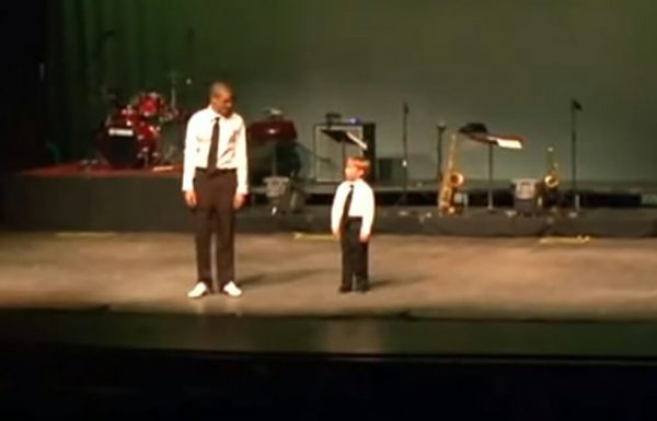 ילד בן 6 בהה במורה לריקוד – שניות אחר כך הוא השאיר את כל הקהל ללא מילים