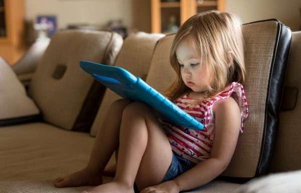 5 אסטרטגיות מעולות לנתק ילדים מהמסך (בלי שהם יקבלו קריזה)