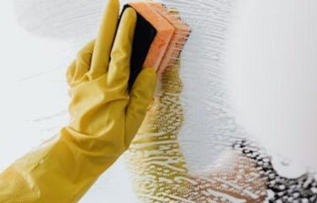 נמאס לכם מדלתות מקלחון עכורות? כך תנקו אותן בקלות בעזרת הטריק המהיר הזה