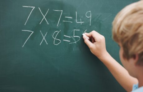 רוב האנשים מוצאים בתמונה הזאת רק 6 או 7 מספרים – אבל מסתתרים בה הרבה יותר: כמה אתם מצליחים לראות?