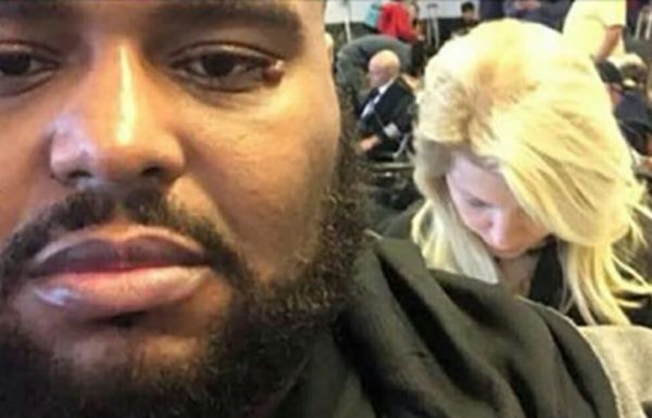 אישה התנהגה בגזענות כלפי אדם שחור בשדה התעופה – התגובה שלו הייתה פשוט גאונית!