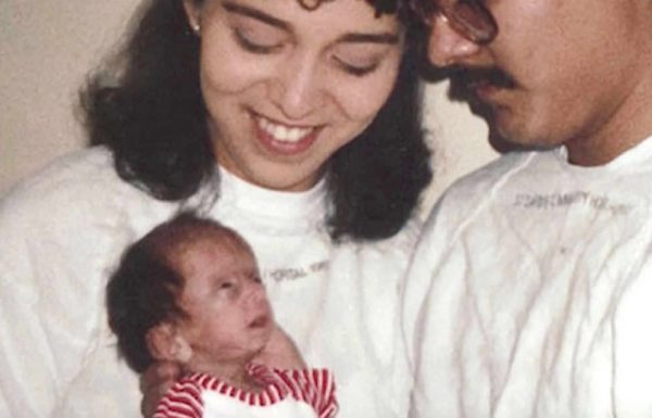בריונים צחקו על הפרצוף של הבת שלהם – אבל תראו אותה 25 שנים אחר כך כשהשתיקה את כל השונאים שלה