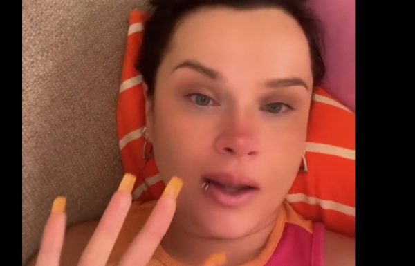 אישה בת 29 שאובחנה עם סרטן צוואר הרחם בגיל חושפת את ארבעת הסימנים הנפוצים מהם התעלמה