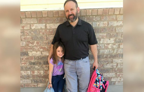 אבא נסע לאסוף את בתו בת ה 6 מבית הספר – אז המורה ראתה את המכנסיים שלו ומיד הבינה מה קרה