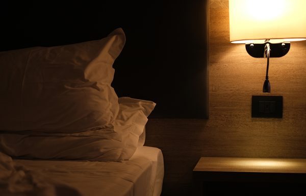 זאת הסיבה למה עליכם להשאיר את אור השירותים דולק בחדר המלון שלכם