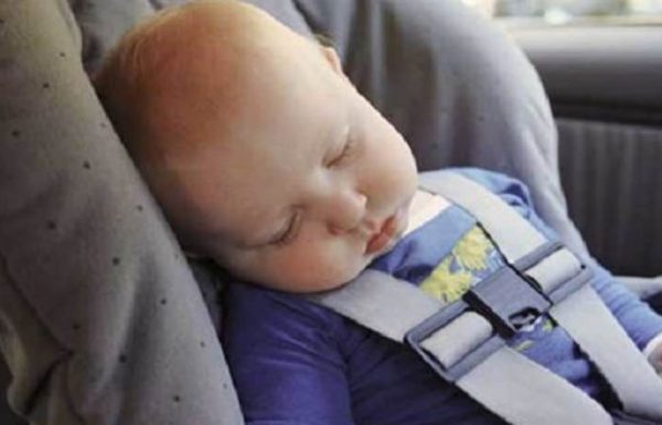 אמא מצאה את התינוק בן 11 השבועות מת בכיסא הבטיחות: הסתכלה מקרוב והבינה את הטעות המחרידה