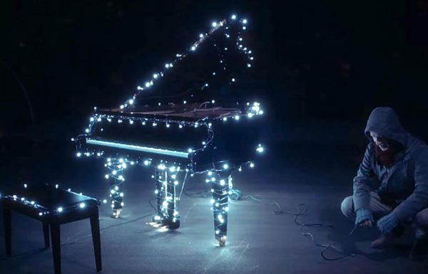 אדם חיבר 500,000 נורות לפסנתר שלו – כשהוא החל לנגן, כל השכונה נותרה ללא מילים