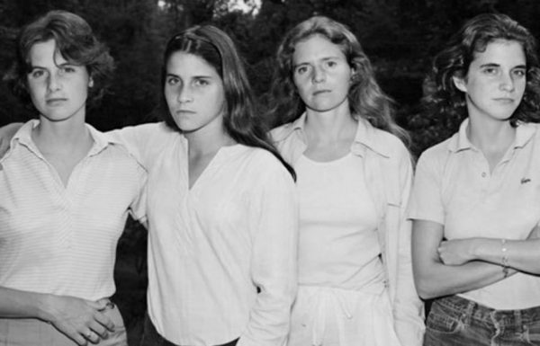 ארבע האחיות האלה הצטלמו יחד בכל שנה במשך 40 שנים. צפו בשינוי העוצמתי שהן עברו