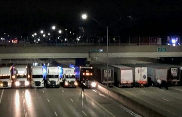 אדם הבחין ב 13 נהגי משאית חונים מתחת לגשר, מיד הבין שהם מצילים חיים