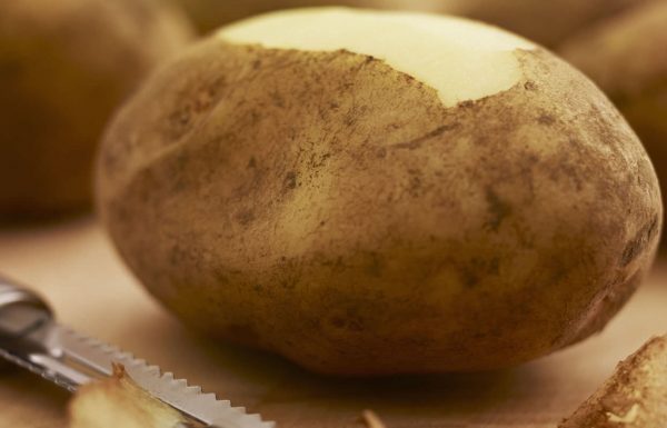 כל החיים שלכם קילפתם תפוחי אדמה בצורה לא נכונה – צפו בטריק הגאוני הזה של מאסטר שף