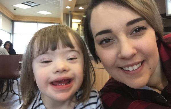 שתי נשים הצביעו על ילדה קטנה עם תסמונת דאון – אך אז אדם זר אמר משהו שגרם לאמא שלה לפרוץ בבכי