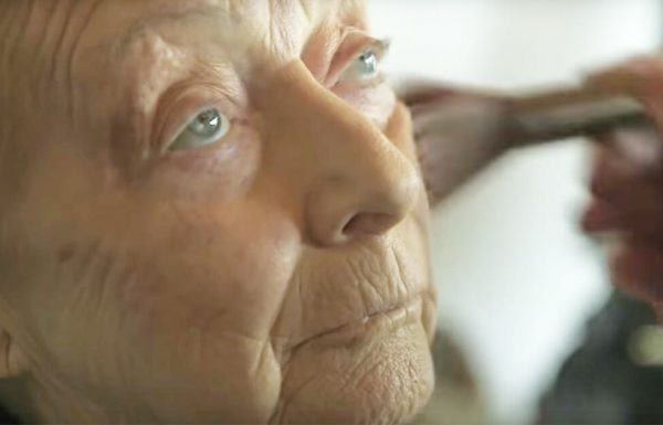 אדם בן 84 מאפר את אישתו בכל יום – הסיבה המיסה לבבות של אנשים בכל בעולם