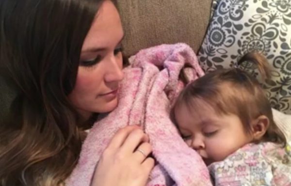 התינוקת גססה והייתה זקוקה לכבד חדש – זה היה הרגע שהבייביסטר שלה קיבלה החלטה מדהימה