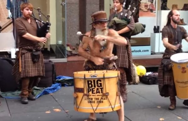 זו המוזיקה שאתם שומעים ורואים כשאתם הולכים ברחובות סקוטלנד. אדיר!