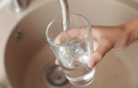 אל תחכו לצמא: המדריך החדש שחושף כמה מים הגוף שלכם צריך (וזה לא מה שחשבתם…)