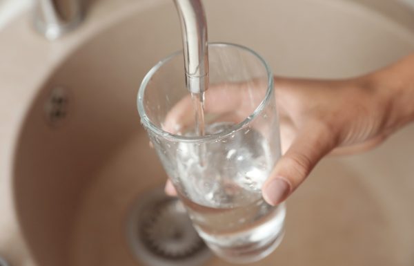 אל תחכו לצמא: המדריך החדש שחושף כמה מים הגוף שלכם צריך (וזה לא מה שחשבתם…)