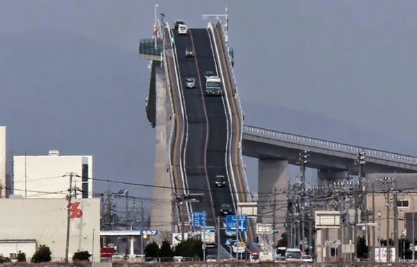 לא, זו לא רכבת הרים! זה גשר פסיכי ביפן