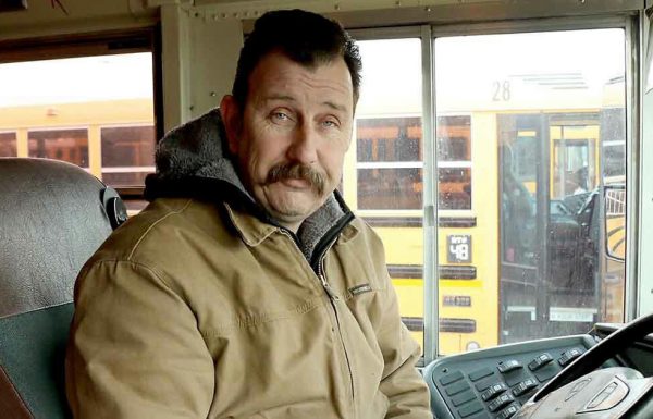 נהג אוטובוס הבחין בילד בוכה באוטובוס – כשהסיבה נחשפה, הוא פעל במהירות האור