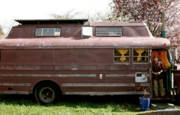 פנסיונר הפך אוטובוס ישן לבית חלומות – מבפנים נראה כמו בית מעולם האגדות