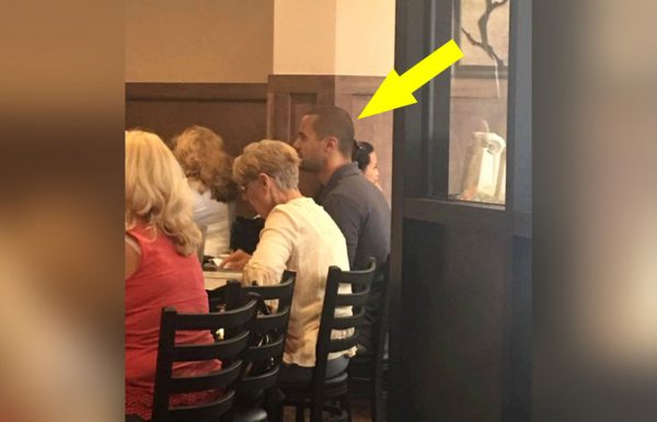 אישה מבוגרת ובודדה חיכתה לשולחן במסעדה – לפתע בחור אלמוני קם מהשולחן והצביע