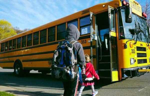 נהגת האוטובוס נתנה לילד מכתב להורים בנוגע להתנהגות שלו – כשאמא קראה אותו, היא לא הפסיקה לבכות