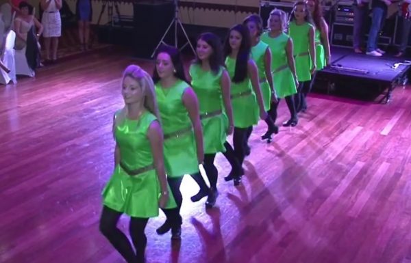 8 שושבינות רוקדות ריקוד אירי מסורתי, אבל תראו מה קורה כשהחתן מצטרף