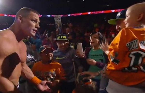 כוכב ה WWE עצר בפתאומיות קרב, ועשה כבוד ענקי לניצולת סרטן בת 7 שהייתה בקהל