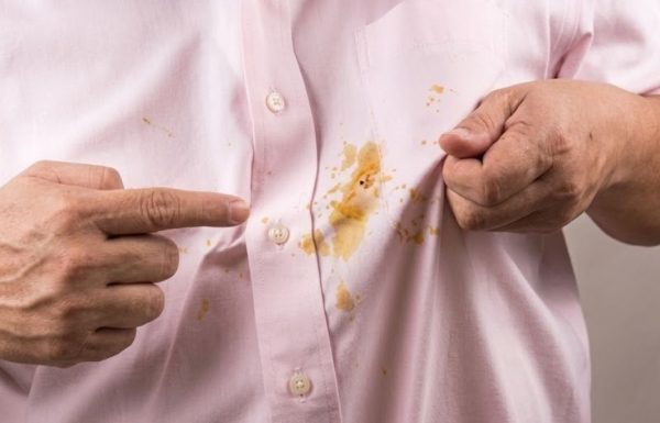 אל תזרקו את החולצה המלוכלכת! הטריק הזה יעלים כתמי שומן קשים והוא יעלה לכם 2 שקלים בלבד!