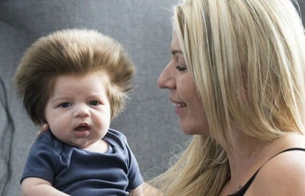 אמא ילדה תינוק עם שיער ארוך בצורה קיצונית – הסתכלה מקרוב ונכנסה להלם מהאמת