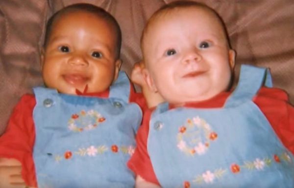 אף אחד לא הבין איך התאומות של אמא נולדו עם צבע עור שונה – 18 שנים אחר כך האמת נחשפה