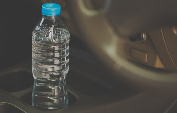 מומחים מזהירים: מדוע אסור לעולם להשאיר בקבוק מים בתוך המכונית ביום קיץ חם